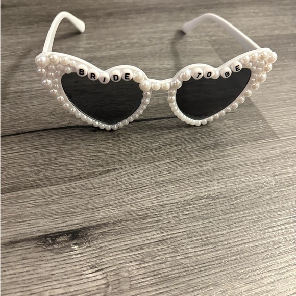 White Bride Sash and Accessories Set - Picture 6 of 10